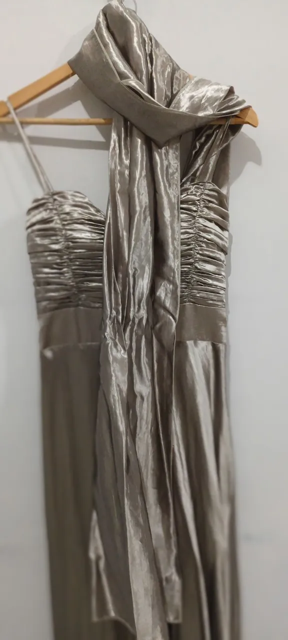 Vestido de Festa Elegante com Echarpe
