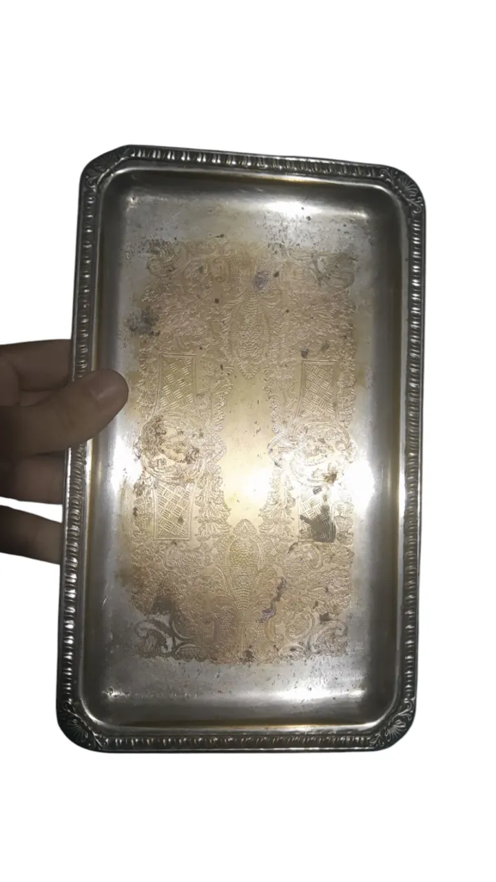 Bandeja de metal antigo banhada a prata