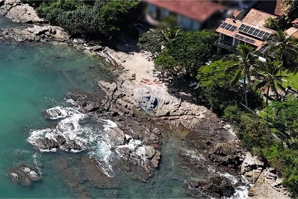 Casa pé na areia à venta em Búzios Ferradura com RGI e prainha exclusiva