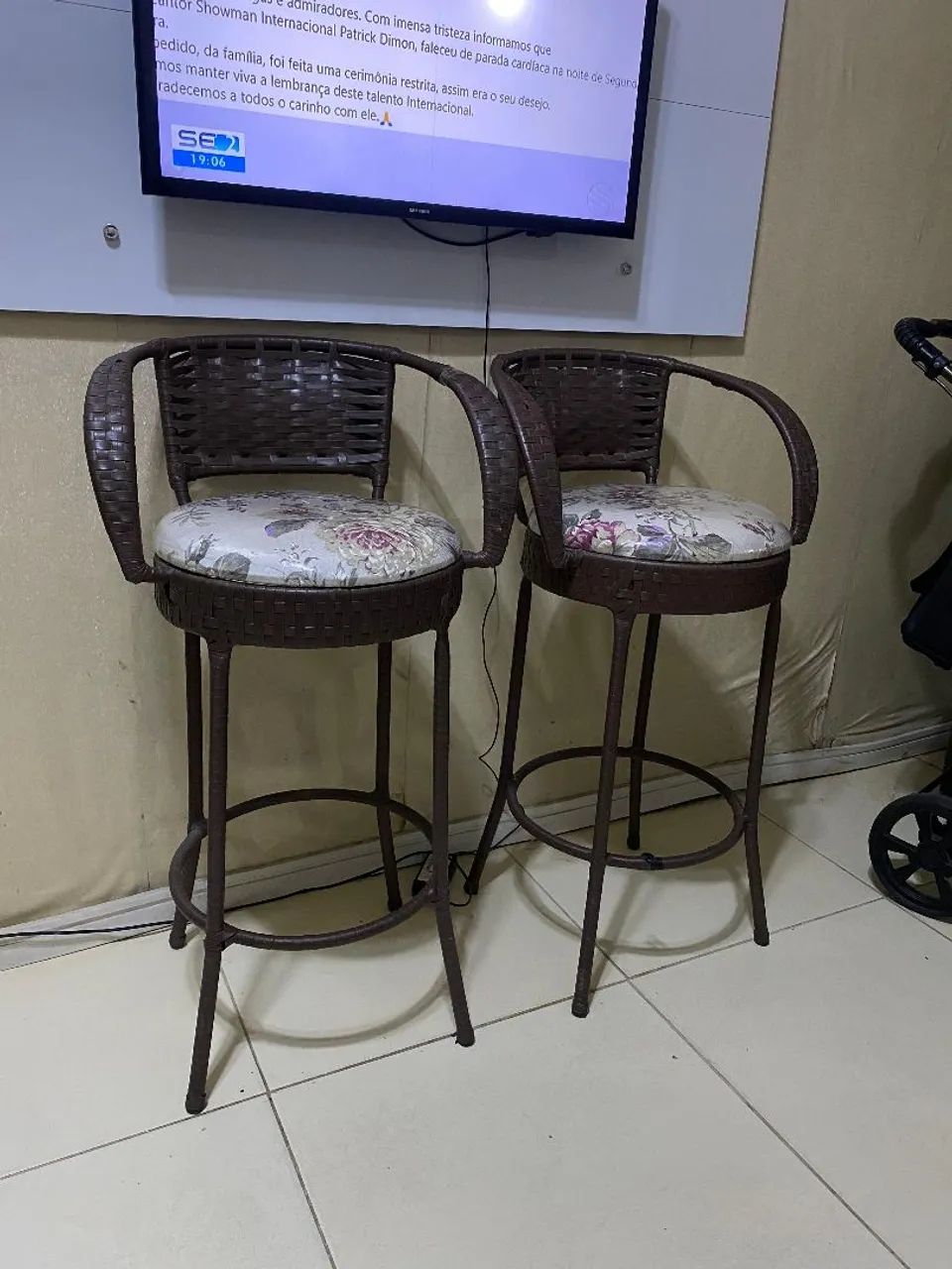 Banqueta de fibra sintética com estofado