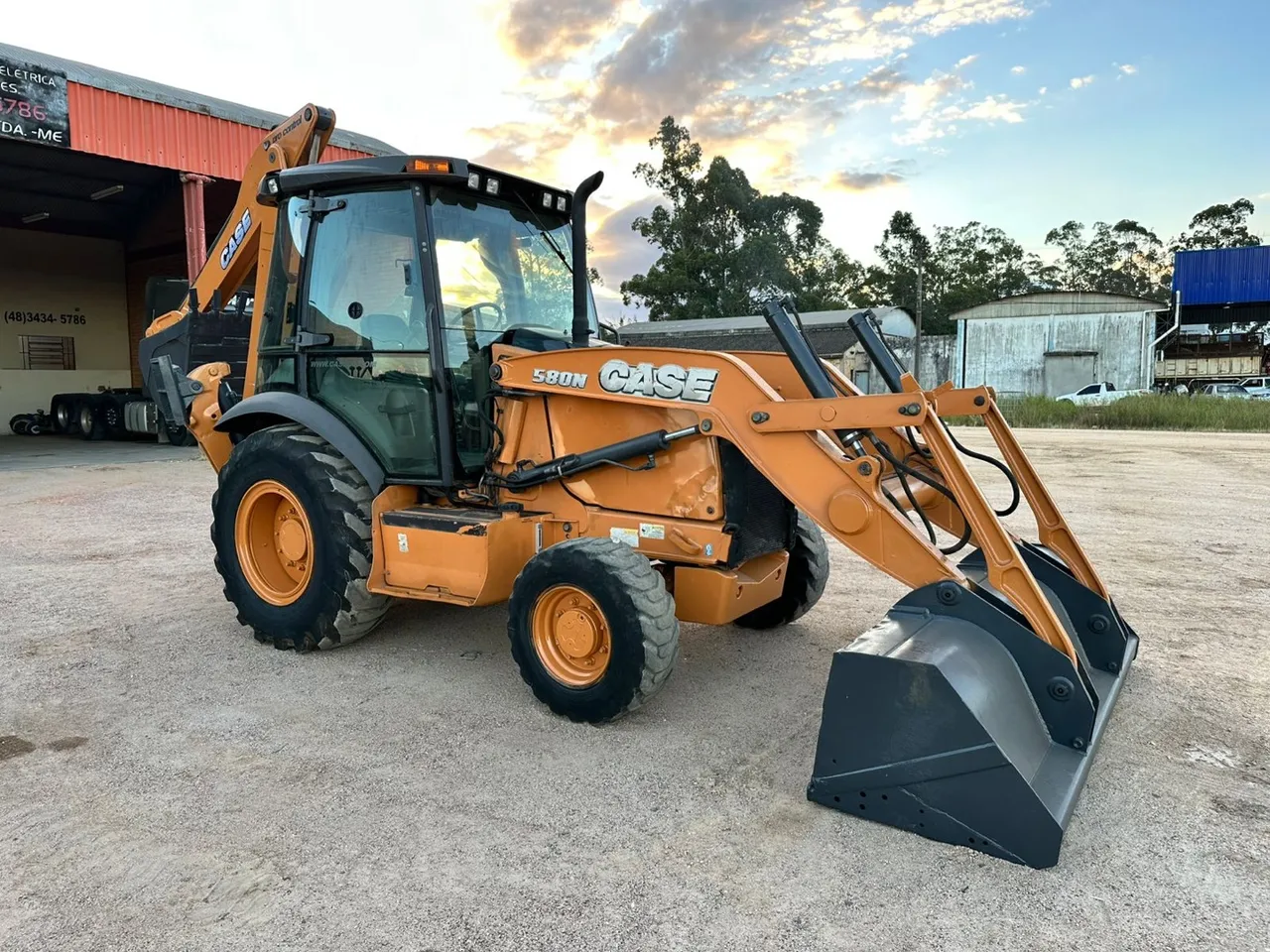 Retroescavadeira CASE 580N 2014