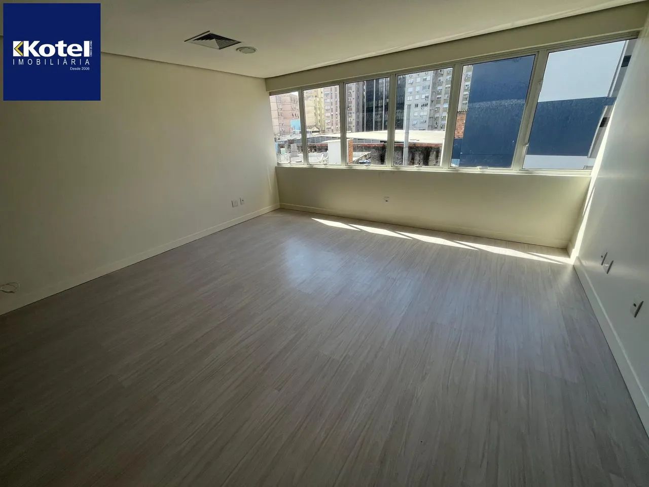 Sala comercial para alugar no Centro de POA, com uma vaga de garagem, prédio com elevador - Foto 3