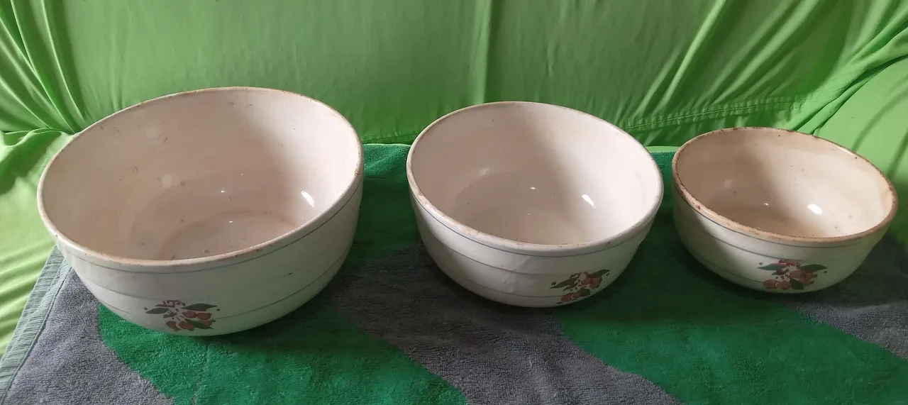 Conjunto de tigelas antigas para cozinha