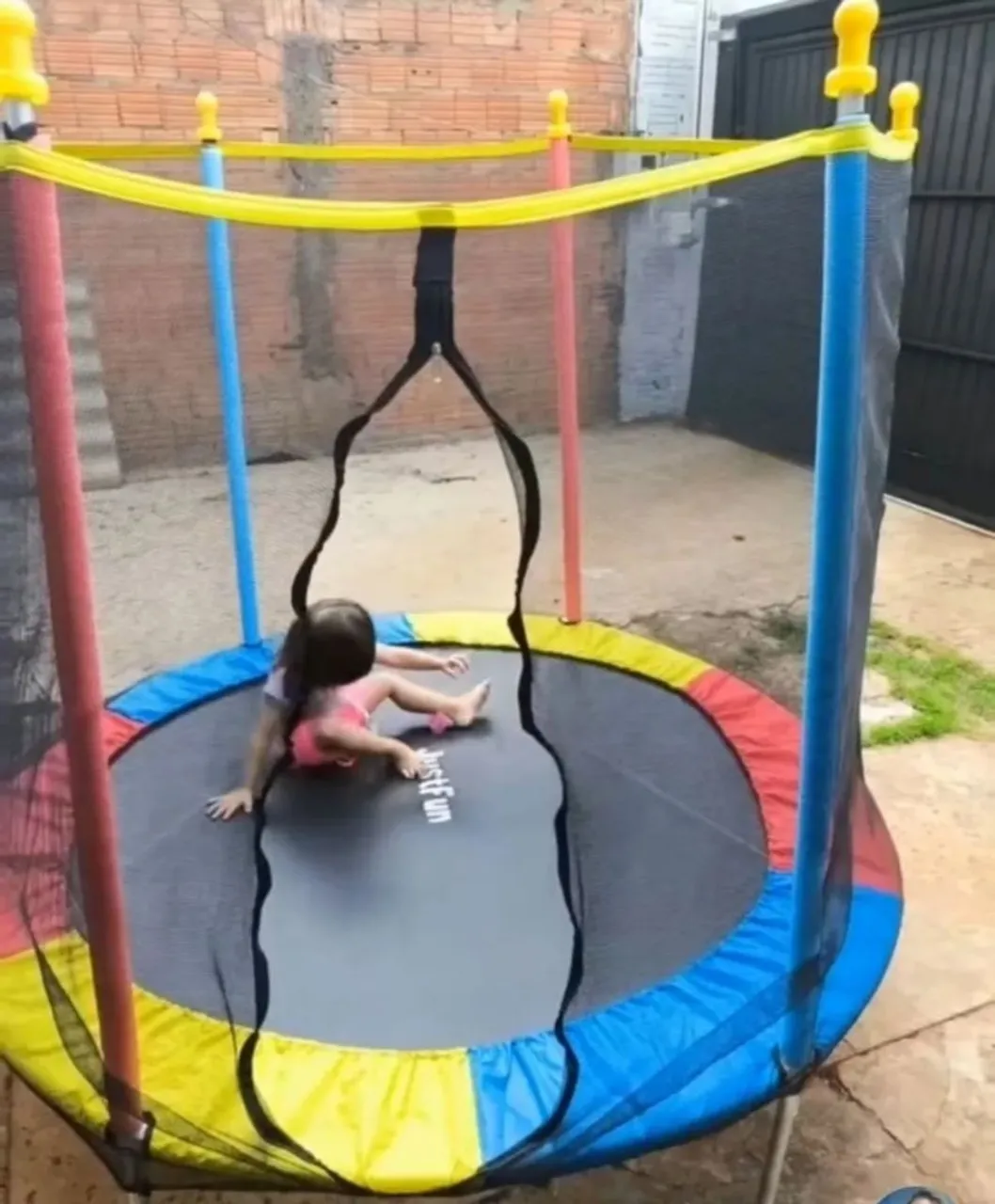 Cama elástica infantil com rede de proteção