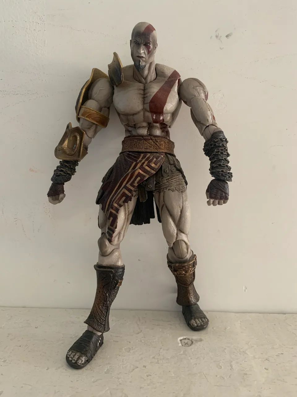 Action Figure Kratos Play Arts Kai em excelente estado - Hobbies e