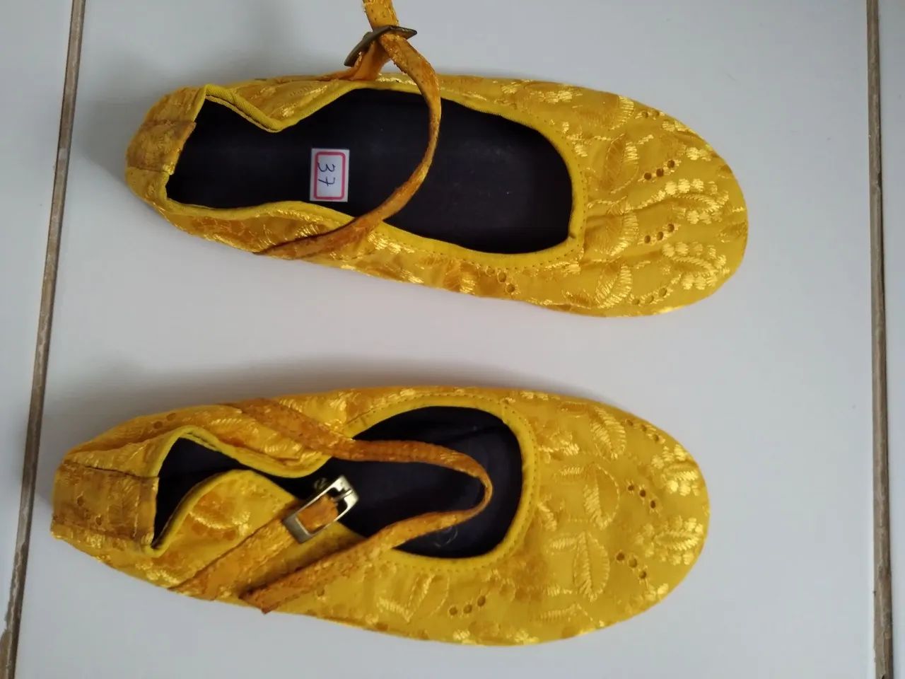 Sapatilhas Amarelas Delicadas - Foto 2