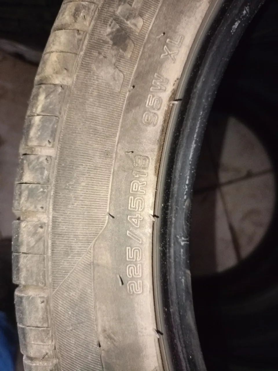  Vendo três Pneu 225/45 roda18 - Foto 2
