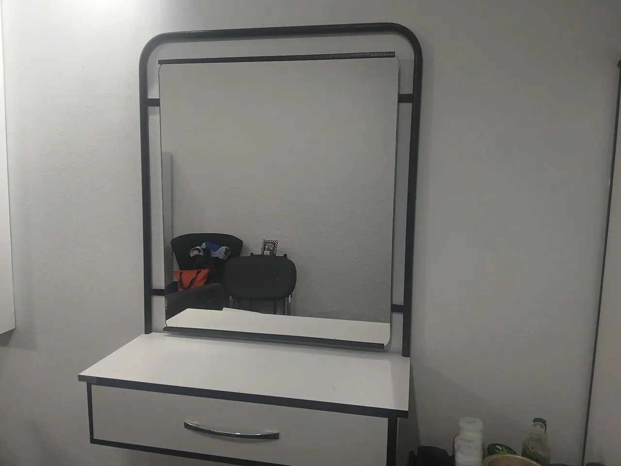 Penteadeira com Espelho e Gaveta - Elegância para seu espaço!