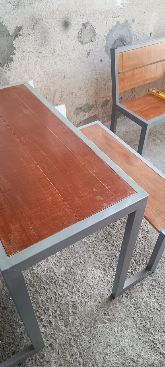 Mesa com Tampo em Madeira