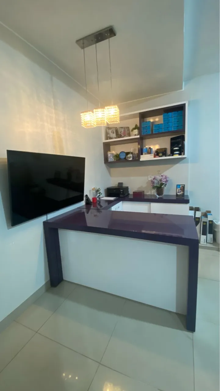 Conjunto de Mesa de Escritório com Armário e Nichos - Ótimo Estado!