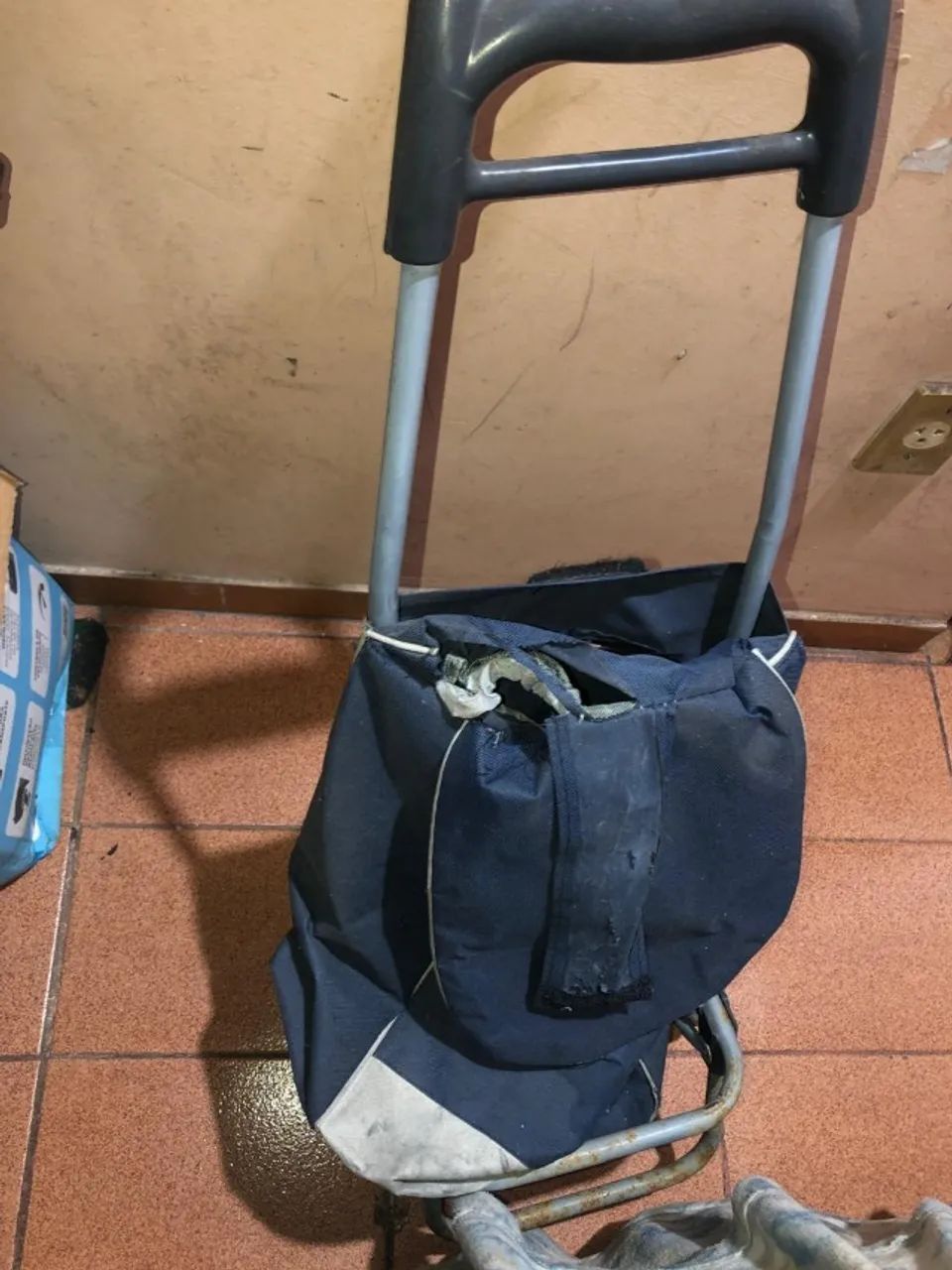 Carrinho/carro de compras precisando de reformas
