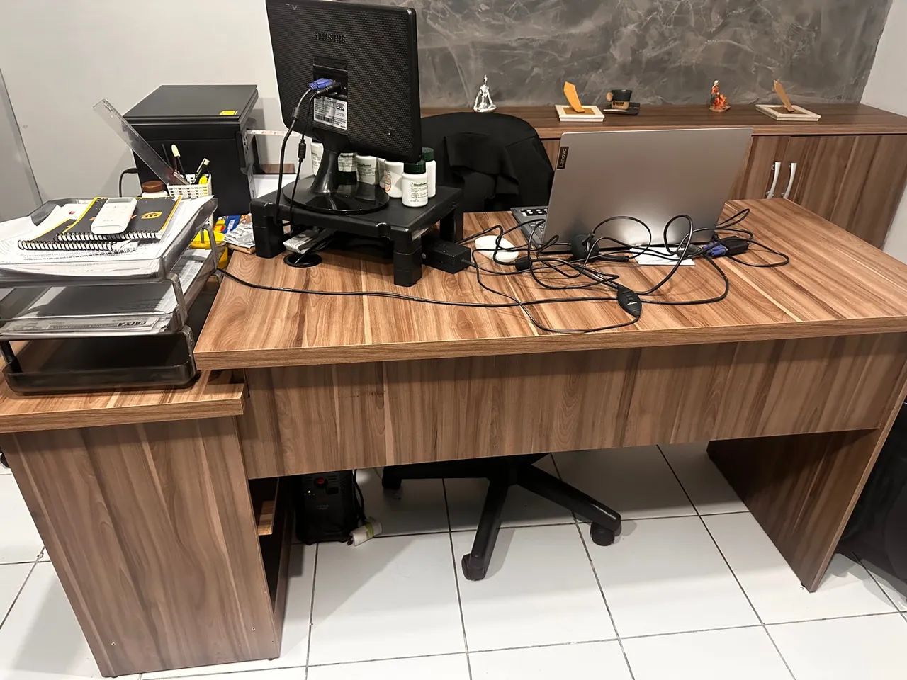 Conjunto de mesa de escritório com gaveteiro e armário - Foto 4