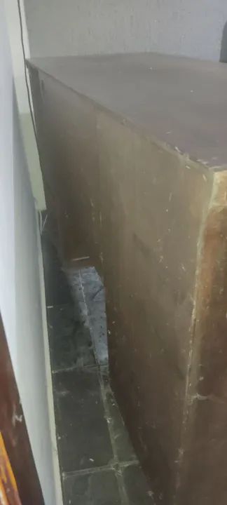 Mesa de escritório em madeira com gavetas - Foto 5