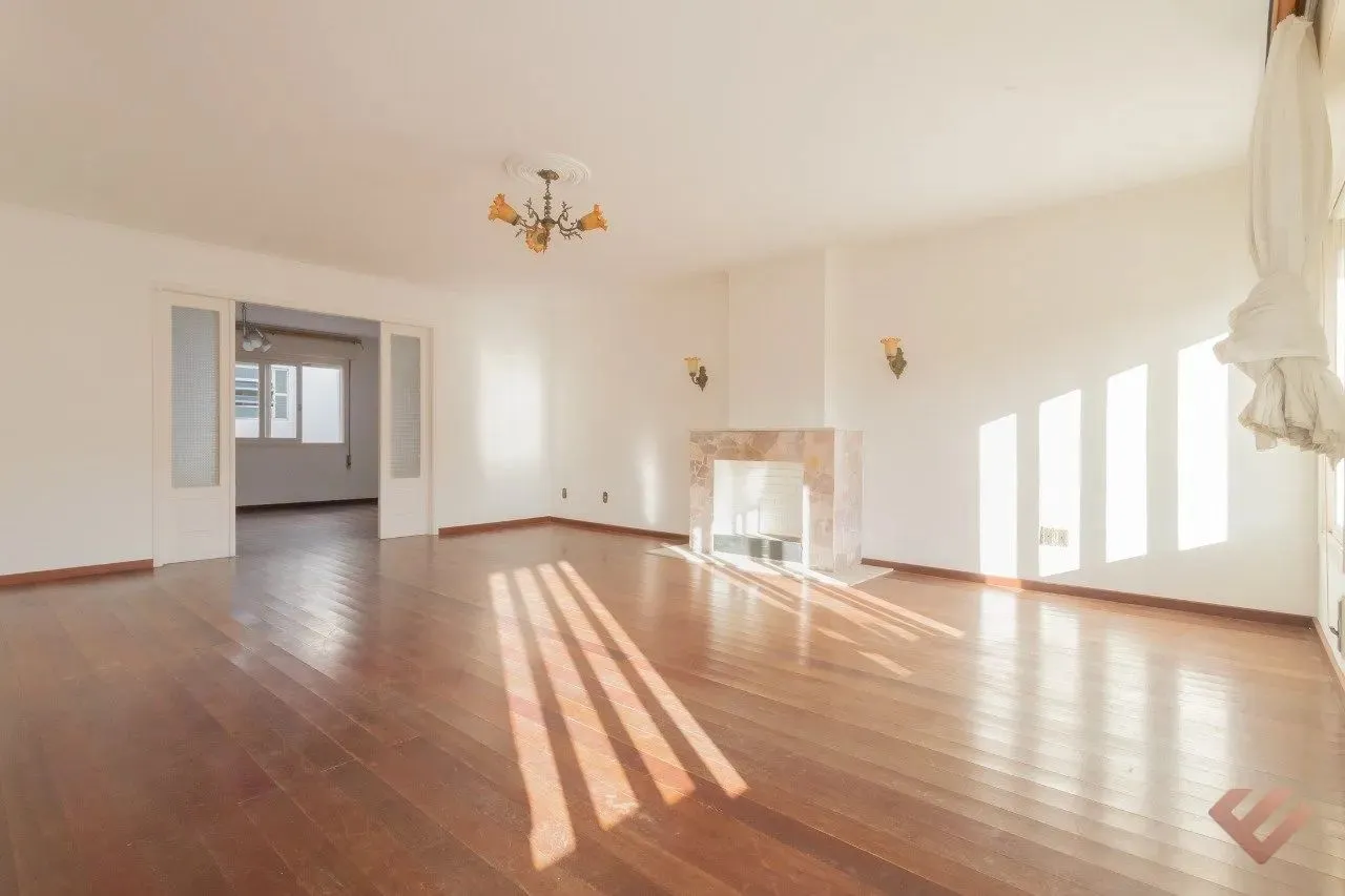 Casa com potencial comercial próxima ao Brilhante