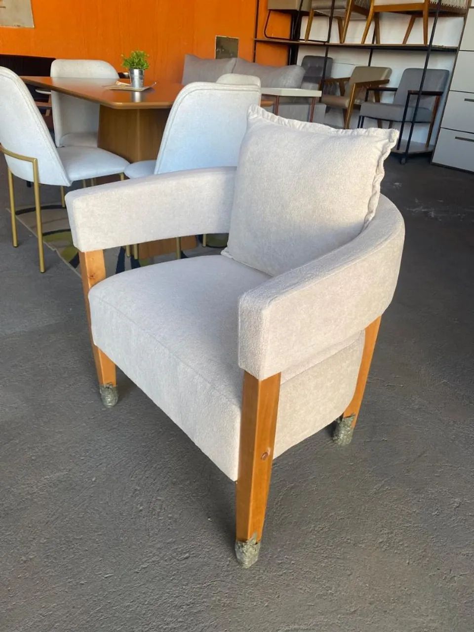 Poltrona courino ou linho  Decorativa Confortável e Elegante - Foto 2