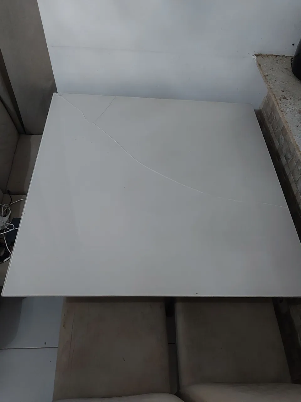 Mesa de centro bege com design moderno