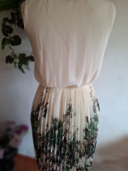 Vestido branco com saia plissada floral - Foto 2