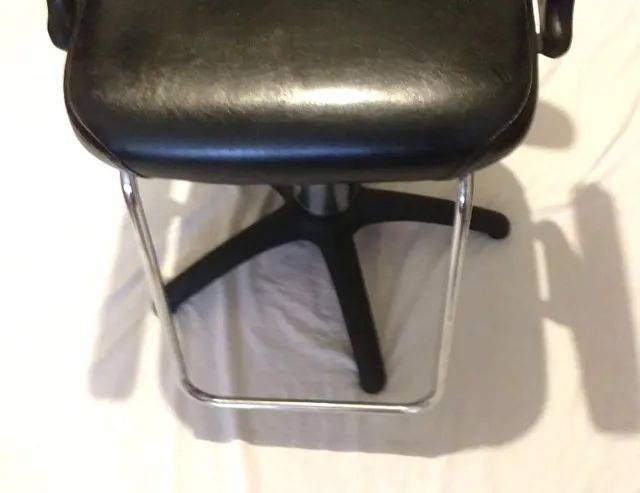 Cadeira para corte de cabelos em salões. De residência, praticamente sem uso. - Foto 6