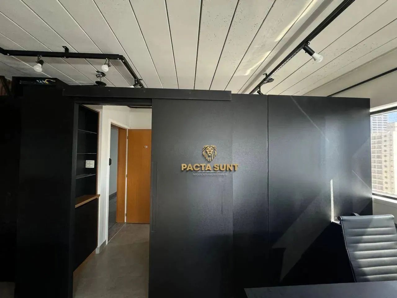 Sala comercial mobiliada, com recepção, cozinha, sala, 1 vaga, à venda, 32 m² por R$ 450.0 - Foto 5