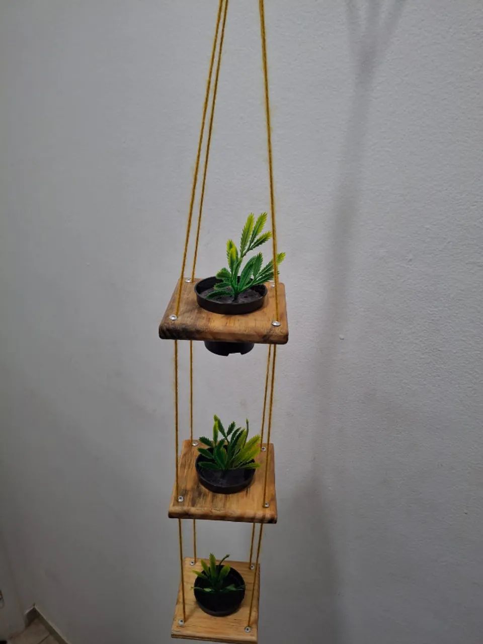  Jardineira suspensa de madeira com 3 vasos - Foto 3