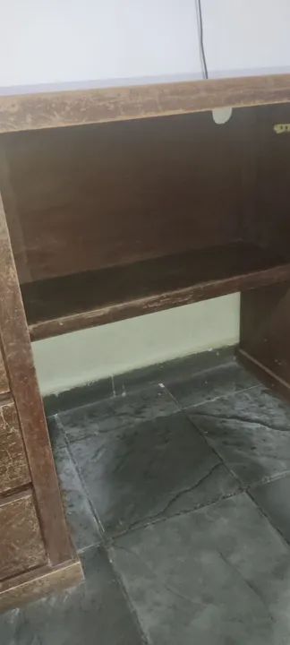Mesa de escritório em madeira com gavetas - Foto 3