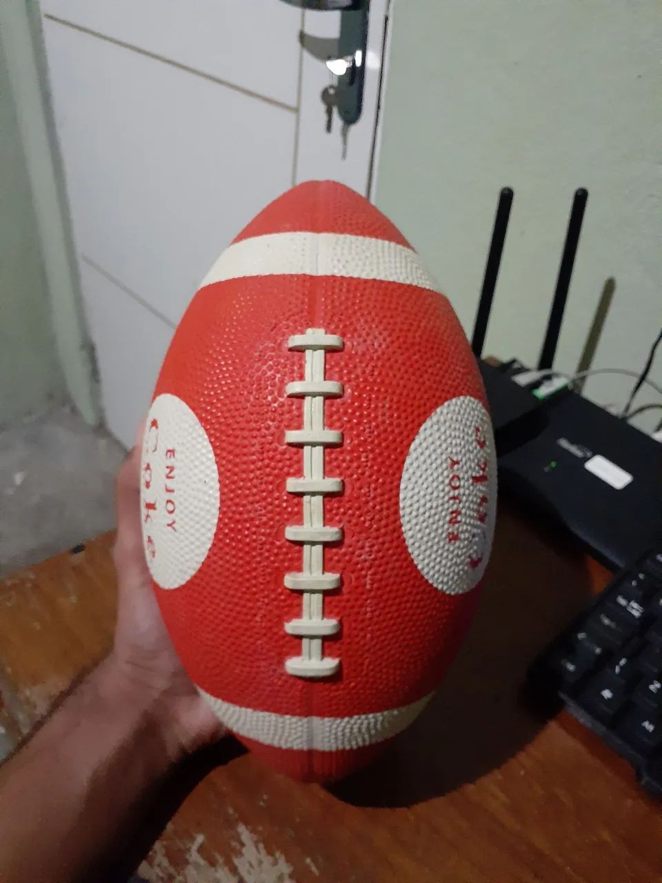 Bola de futebol americano.  - Foto 3