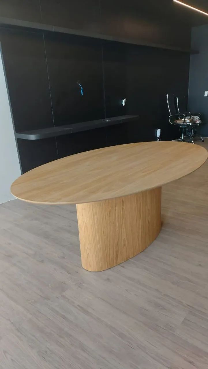 Mesa de Jantar Oval em Madeira