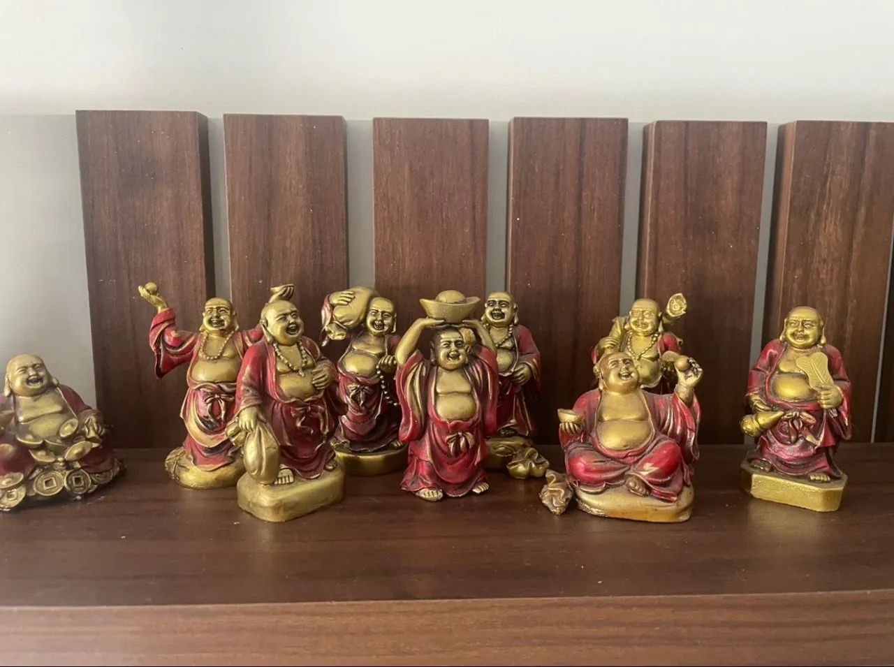 9 Budas de resina cor vermelho com dourado