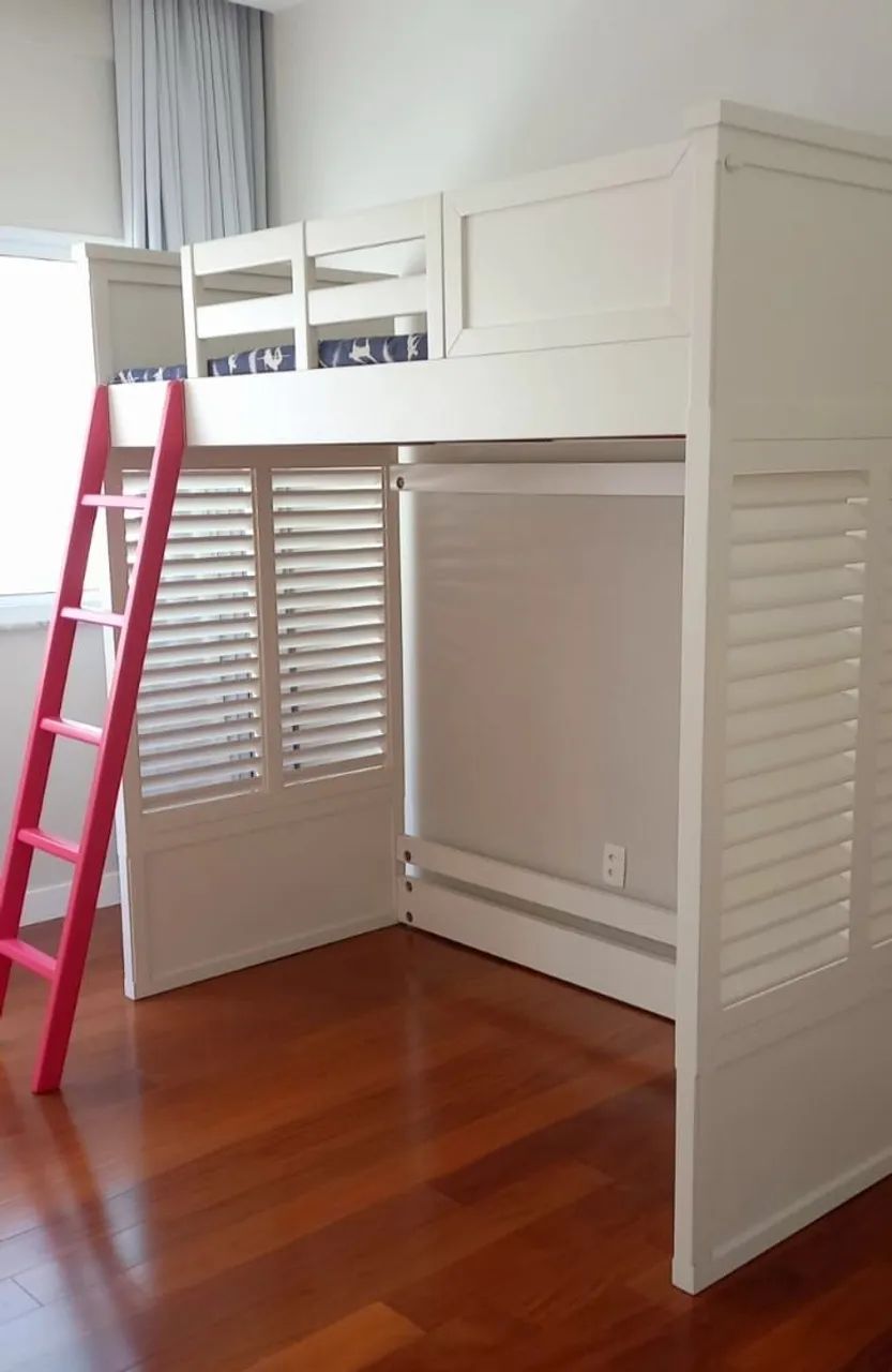 Cama Beliche de madeira branca com escada rosa