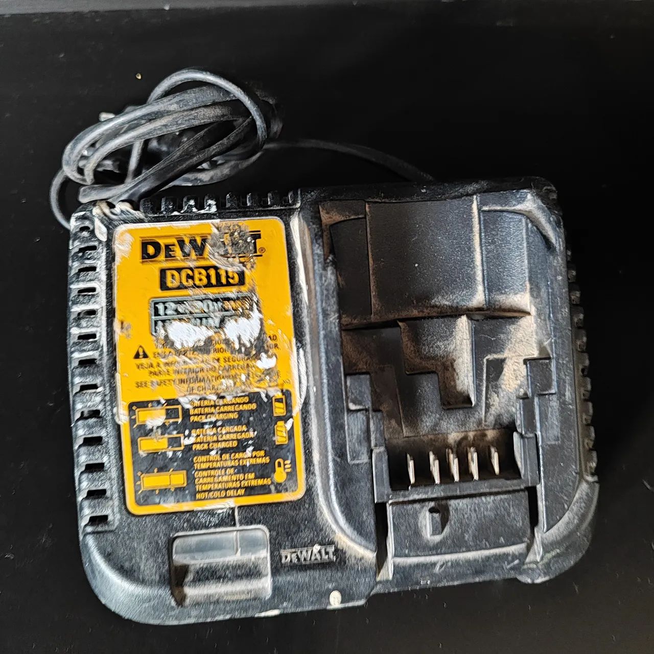 Carregador de Bateria Dewalt DCB115 bivolt 