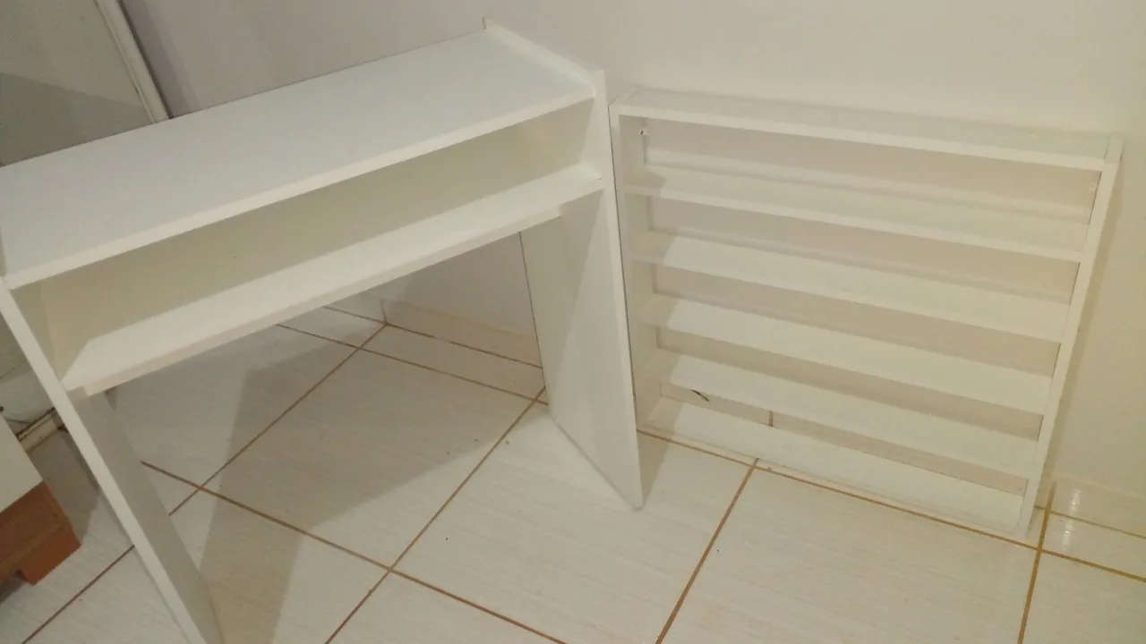 Conjunto de bancada e prateleira branca