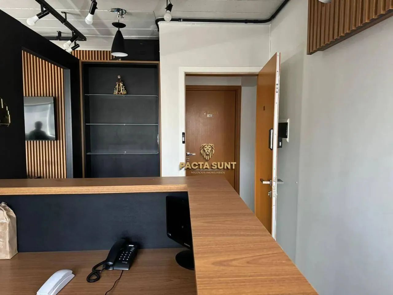 Sala comercial mobiliada, com recepção, cozinha, sala, 1 vaga, à venda, 32 m² por R$ 450.0 - Foto 4
