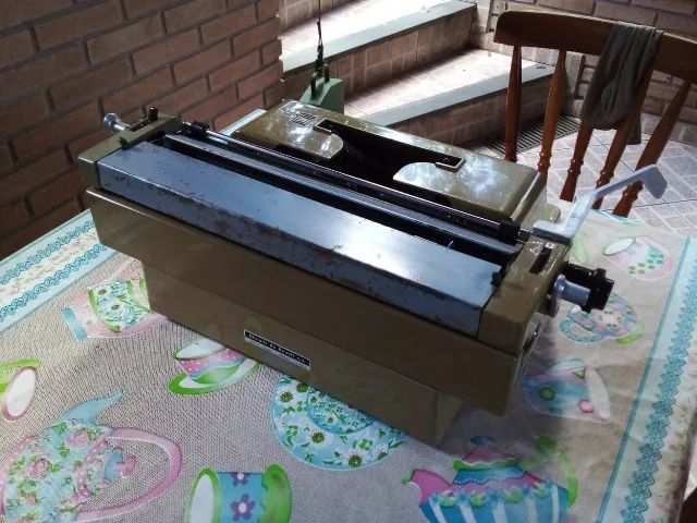 Maquina de escrever (Olivetti Linea 88)64294629382402124