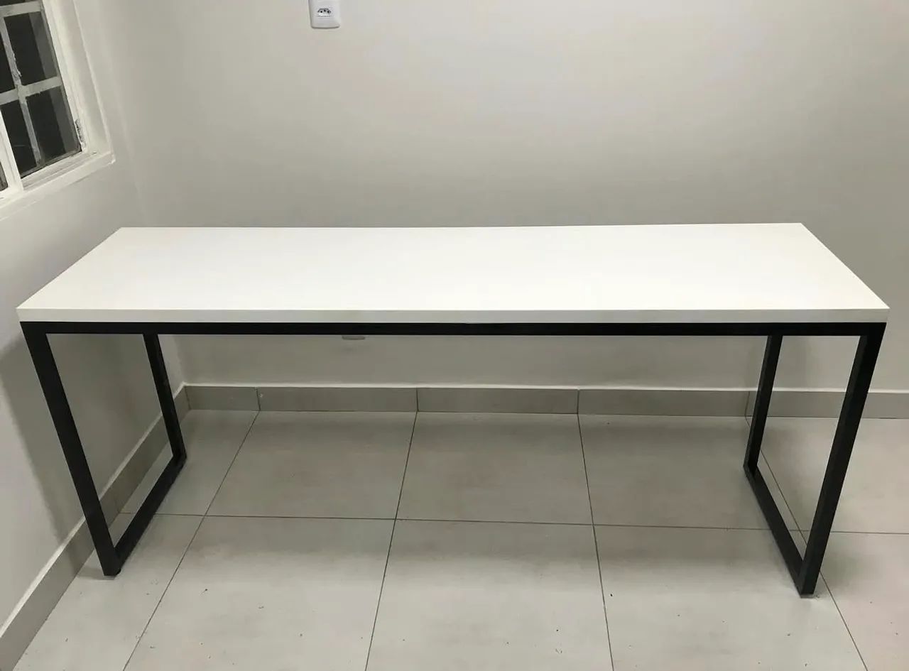 Mesa de estudos industrial com tampo branco
