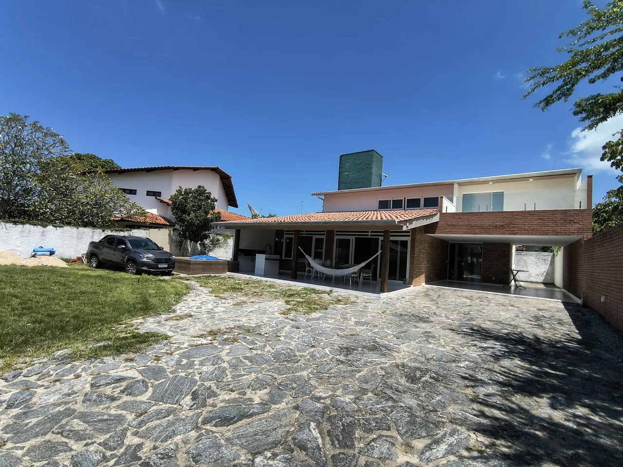Alugo excelente casa no condomínio fechado