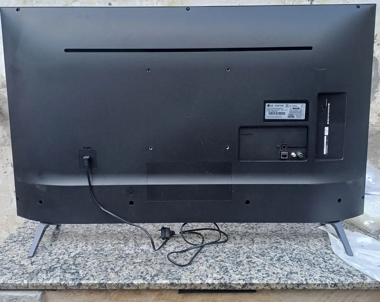 TV LG LED LG43LR67 com defeito na tela