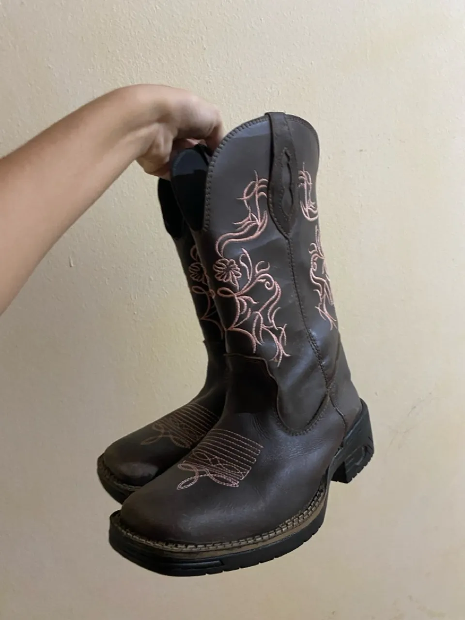 Botas Country Marrom com Bordado Rosa
