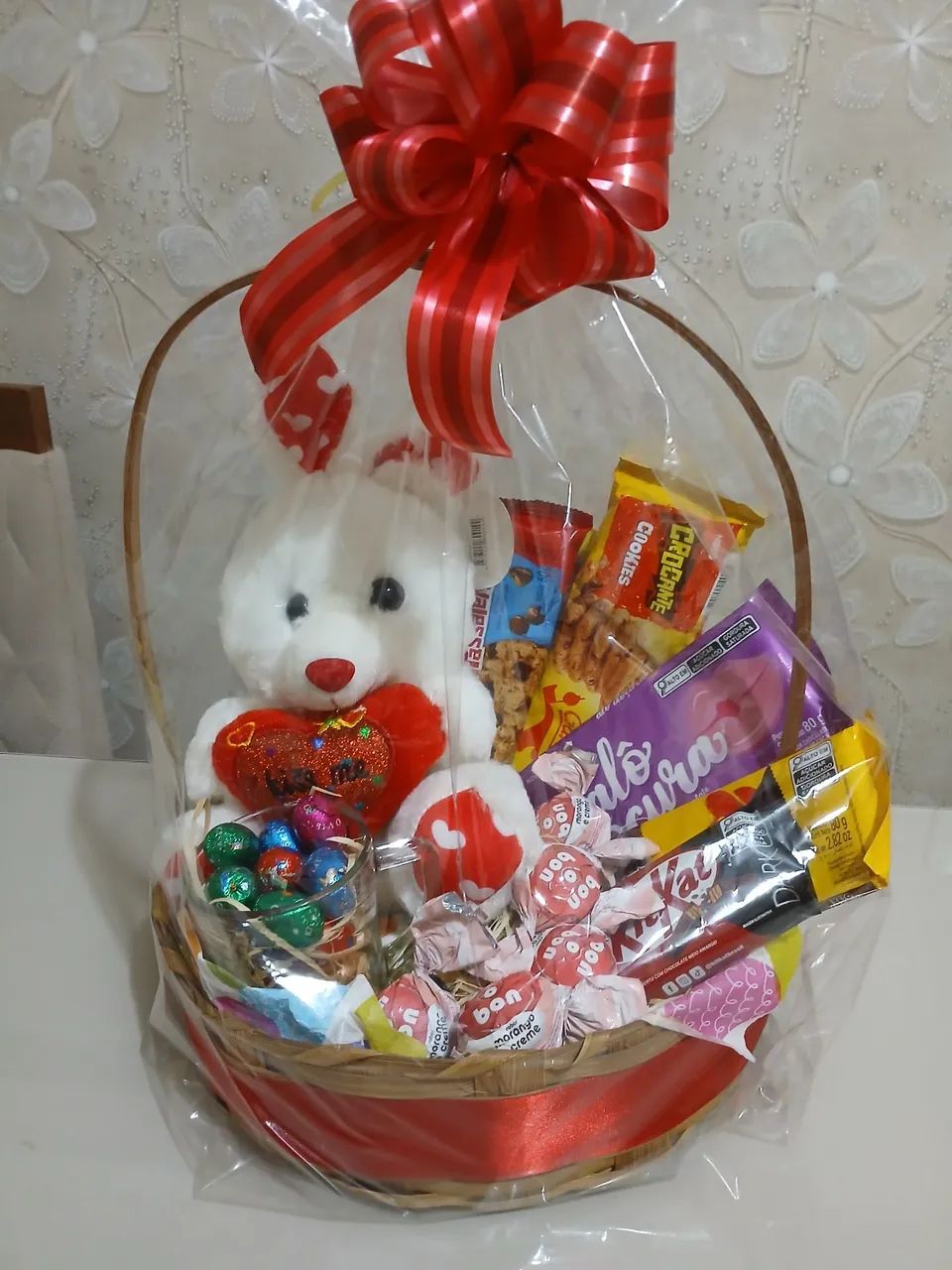 Cesta de Páscoa com coelhinho de pelúcia e guloseimas - Foto 6