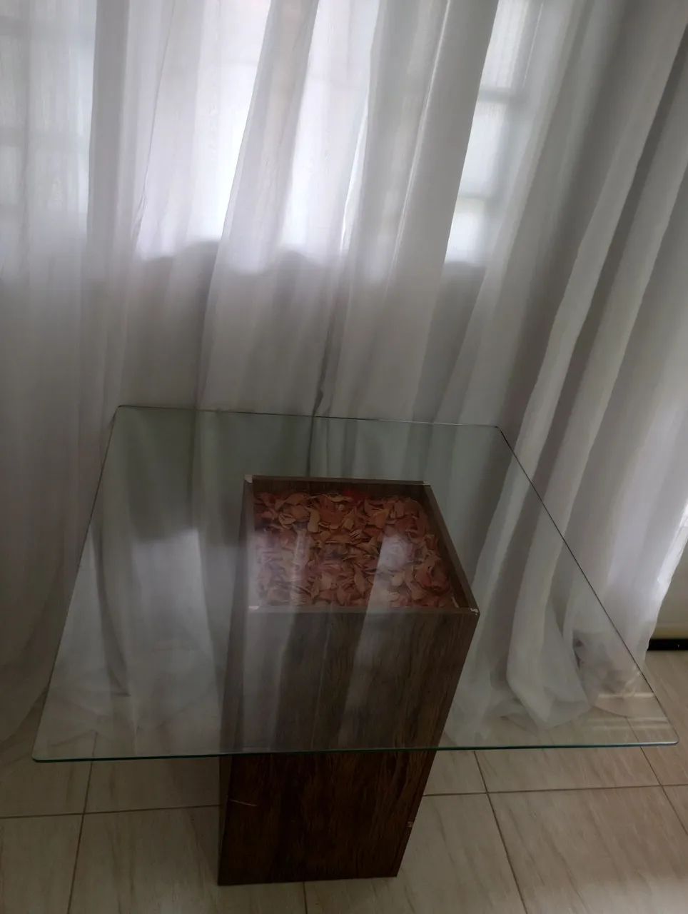Mesa de jantar com base de madeira e tampo de vidro - Foto 3