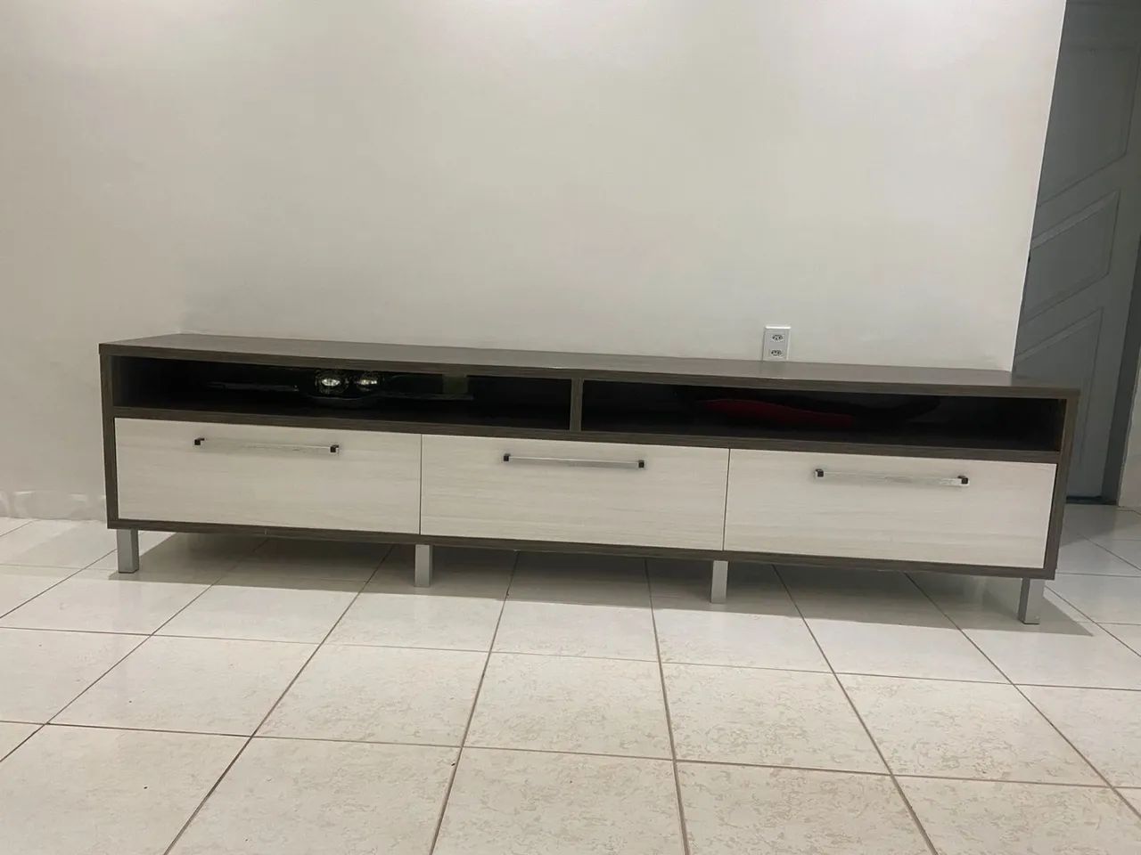 Móvel para TV moderno com gavetas e nichos