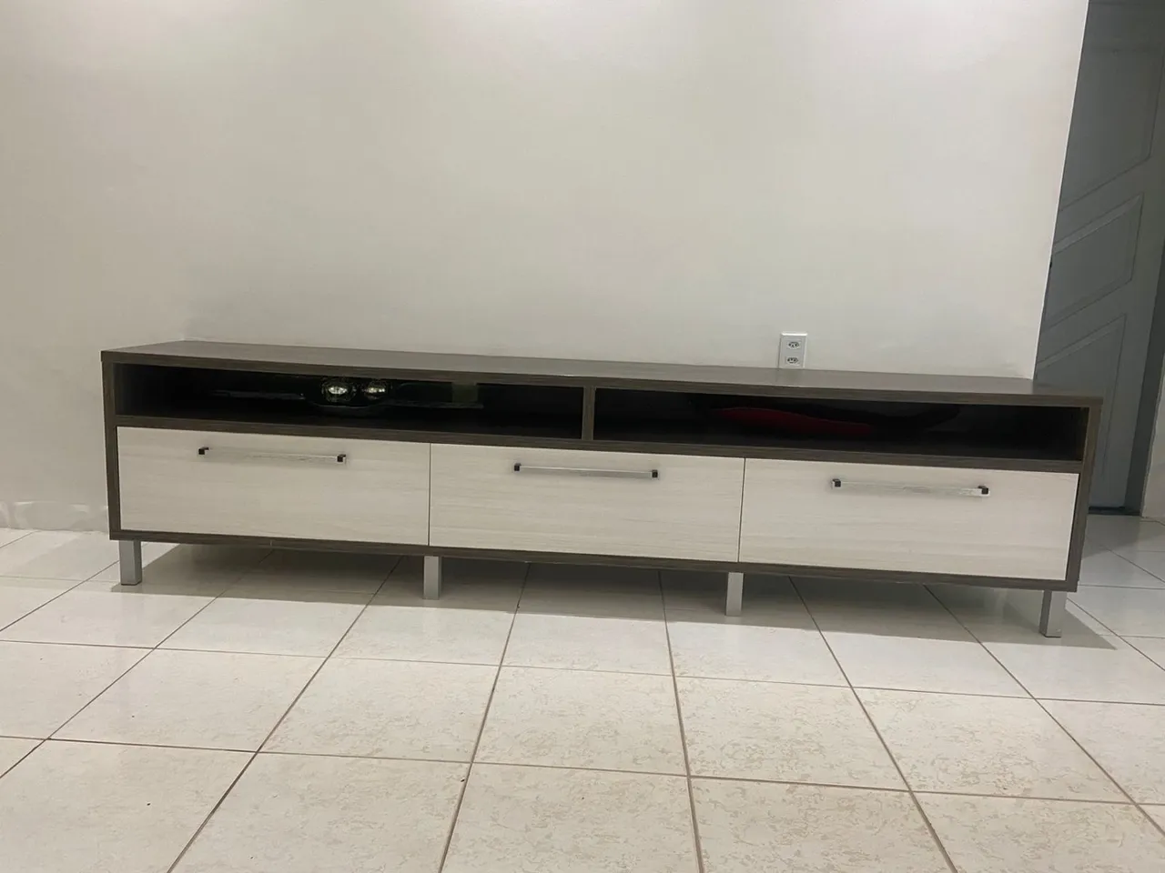 Móvel para TV moderno com gavetas e nichos