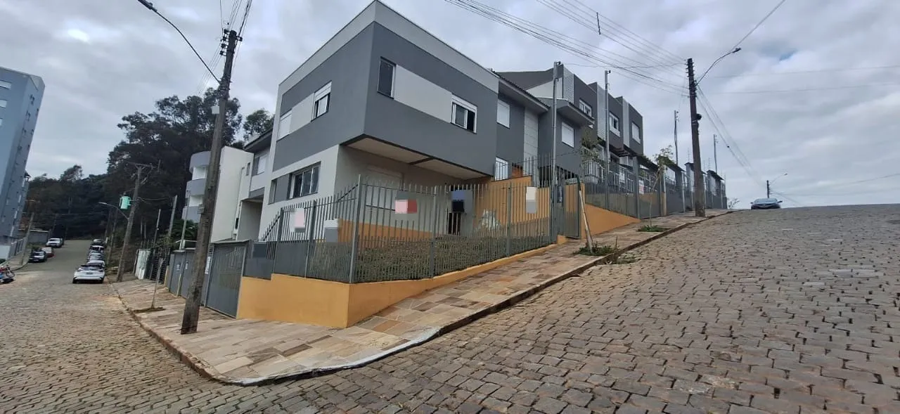 Sobrado à venda em Caxias do Sul, bairro Colina Sorriso
