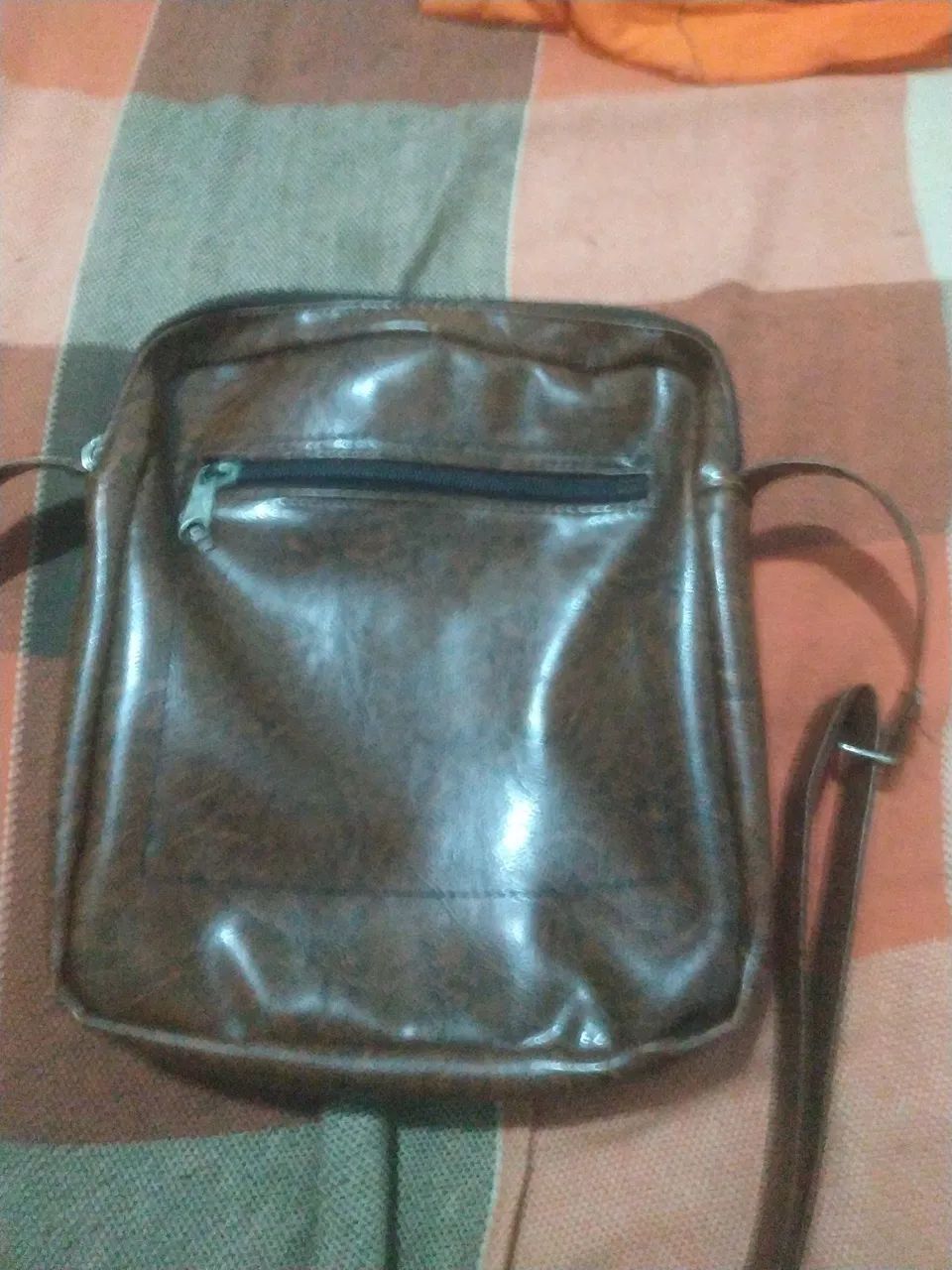 vendo ou troco bolsa de ombro em couro legítimo.80$