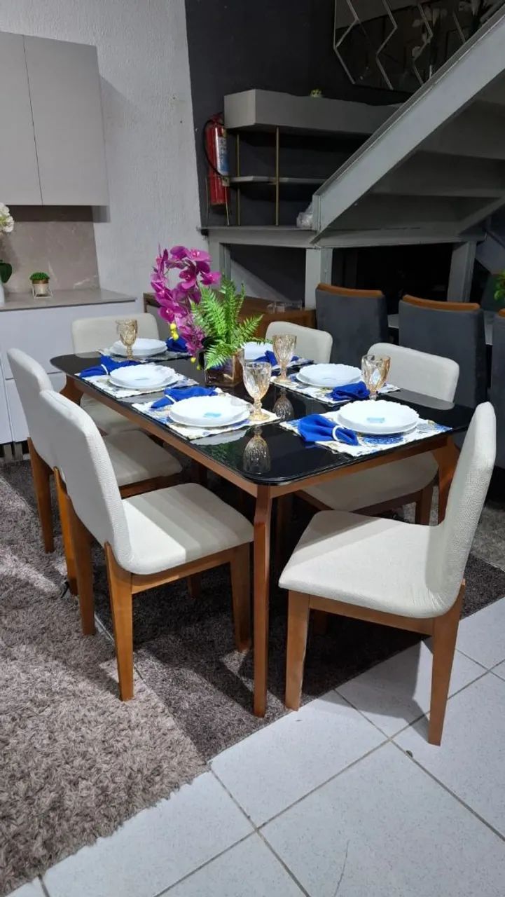 CONJUNTO DE JANTAR EM MADEIRA MACIÇA COM  6 CADEIRAS 