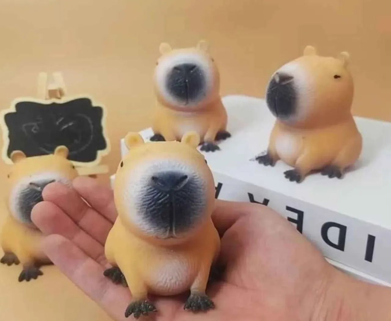 Capivara de brinquedo de apertar- anti estresse 