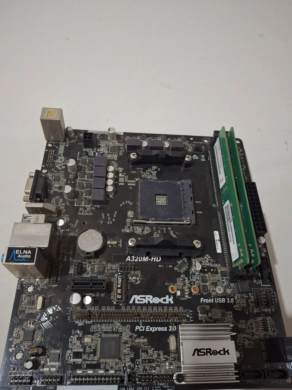 Placa mãe Micro ATX com 8GB de RAM