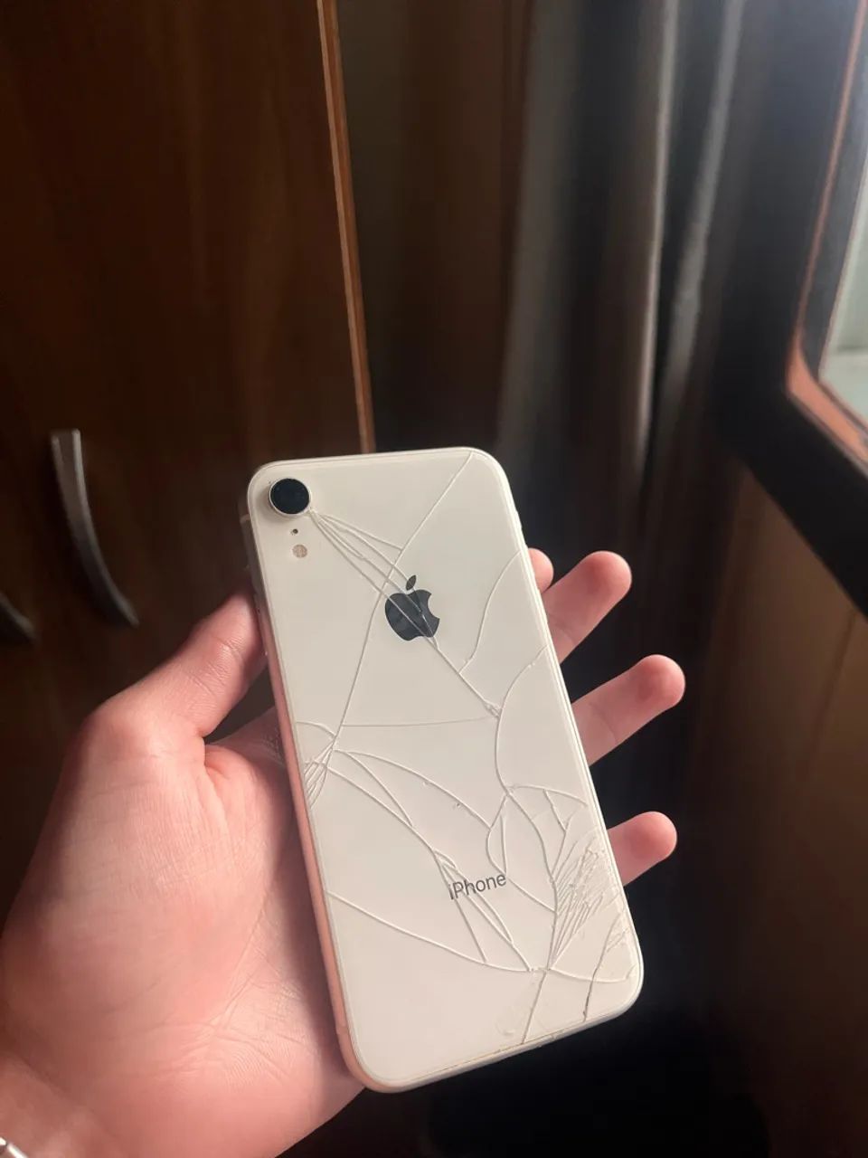 vendo iphone xr com traseira quebrada, preço negociável! - Foto 2
