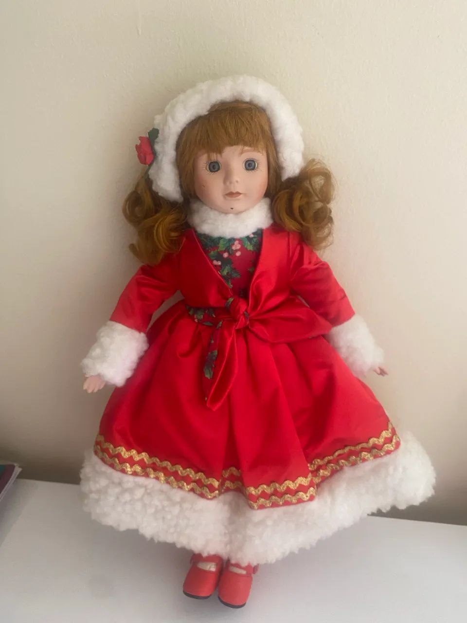 Boneca antiga de porcelana, 40cm, trazida dos EUA.