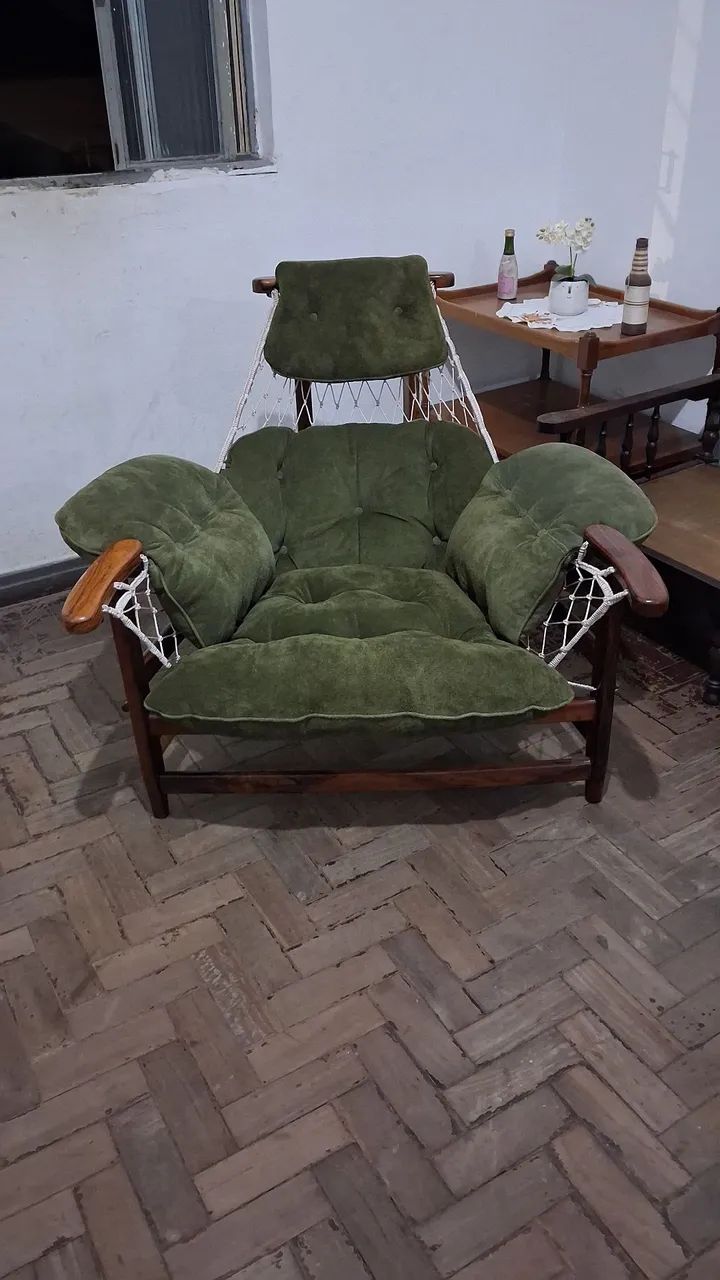 Poltrona Jangada Jean gillon em jacaranda e estofado em couro camurça verde