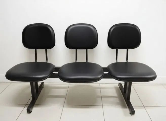 Cadeira Longarina Secretária de 3 Lugares em Couro Sintético Preto - Foto 4